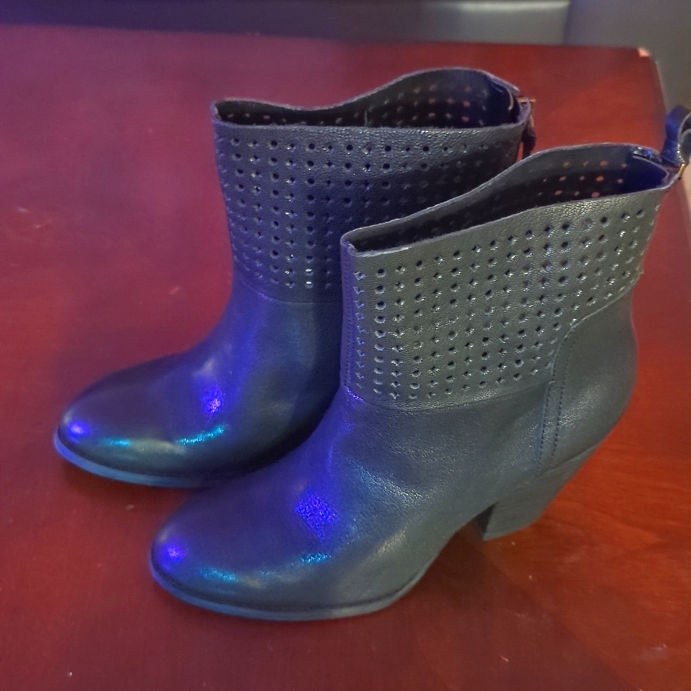 Nine West black leather heels size 7